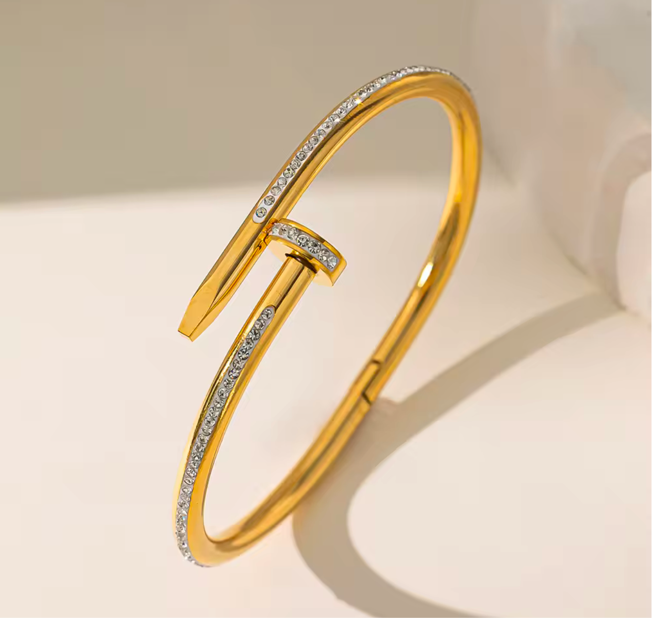 Screw bracelet with silver stones