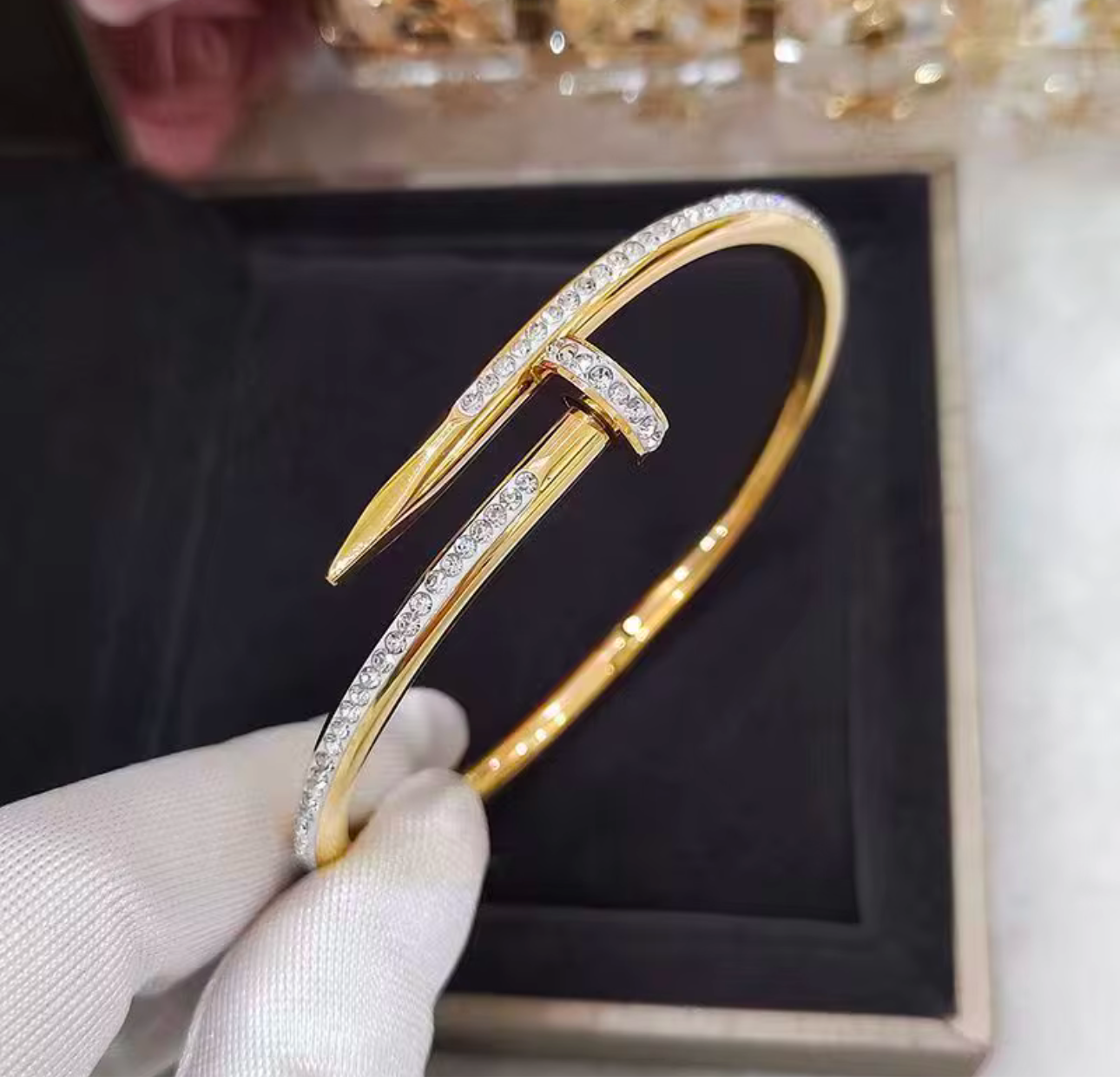 Screw bracelet with silver stones