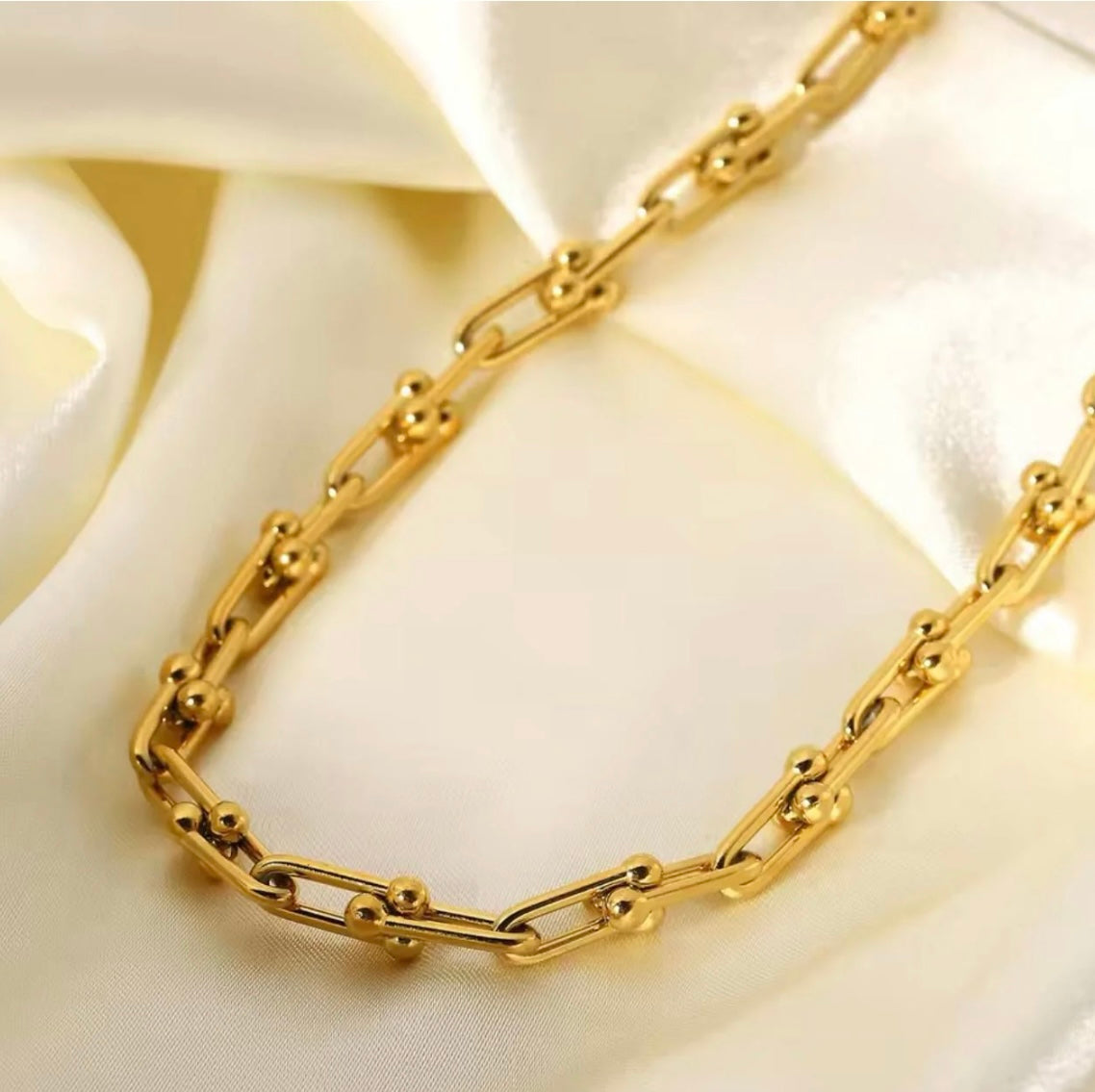Tia necklace