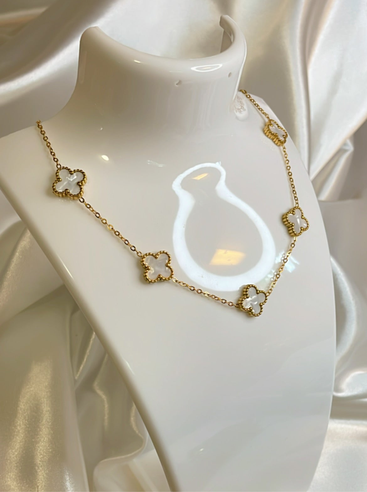 Short white roses necklace