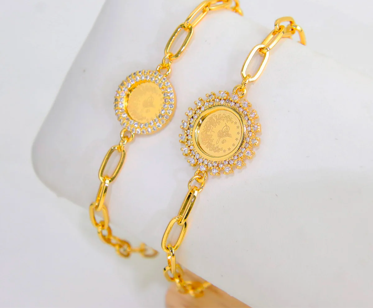 Lira bracelet with silver stones