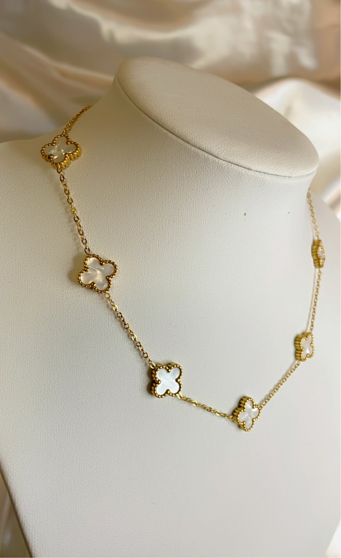 Short white roses necklace