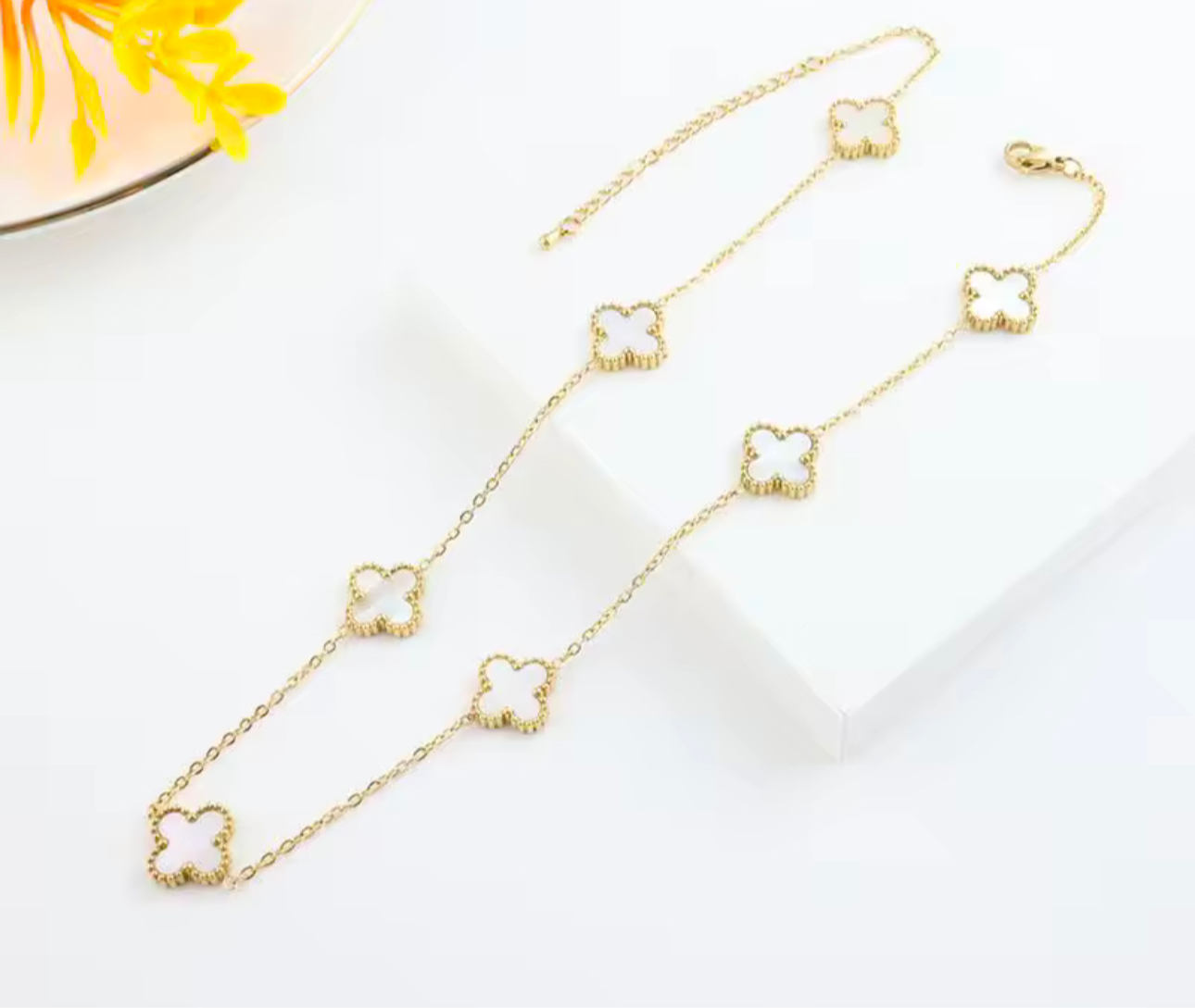 Short white roses necklace