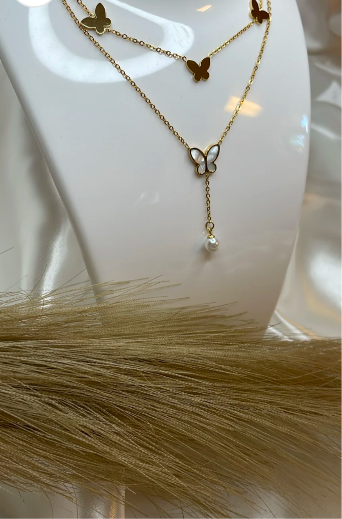 Butterfly necklace with white pearls