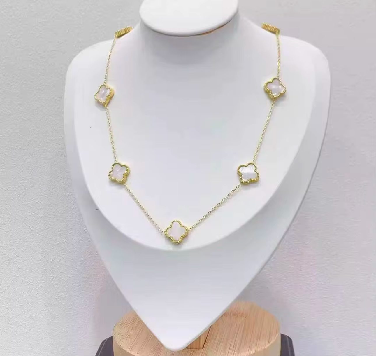 Short white roses necklace