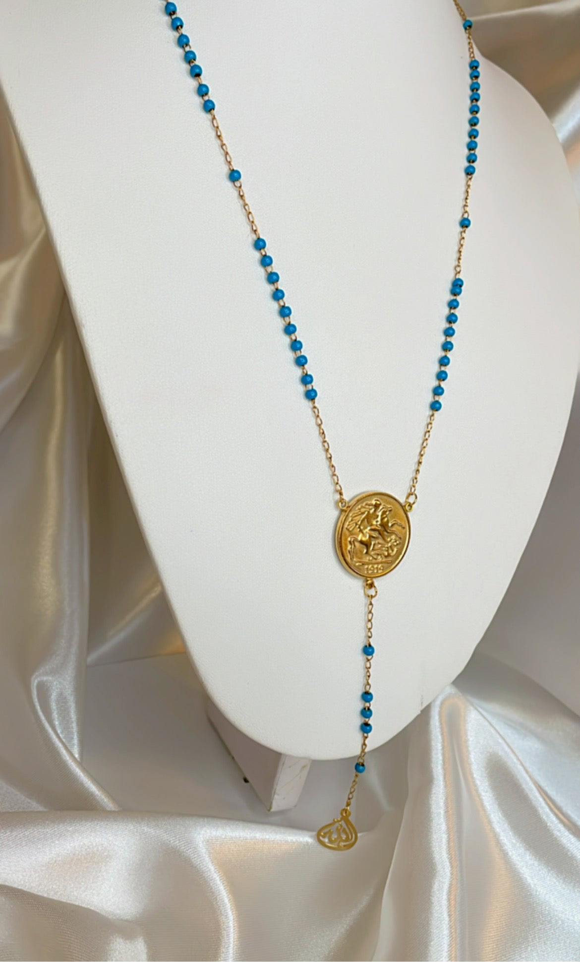 Long necklace with blue stones