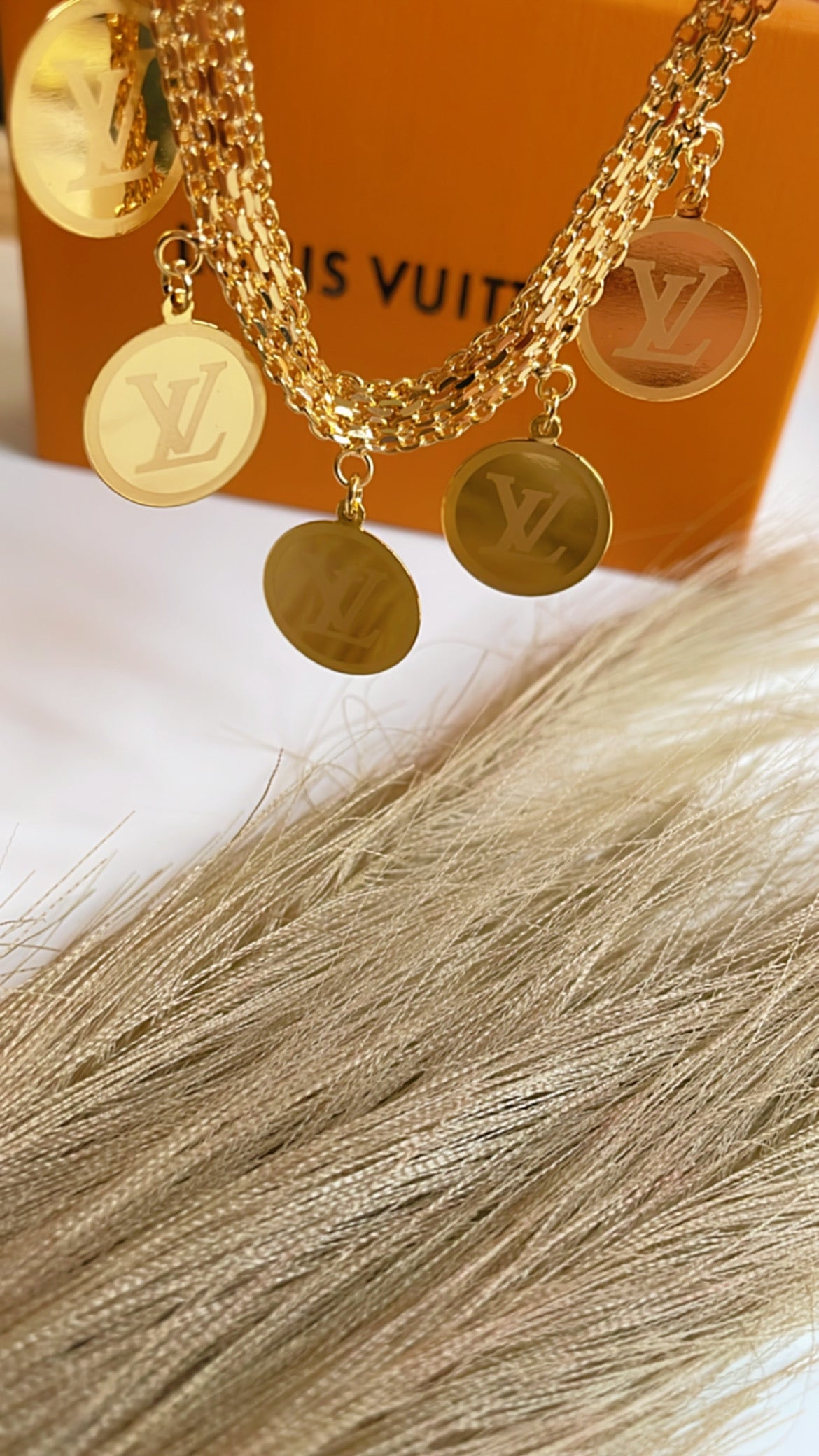 Lira bracelet with printing on it on both sides