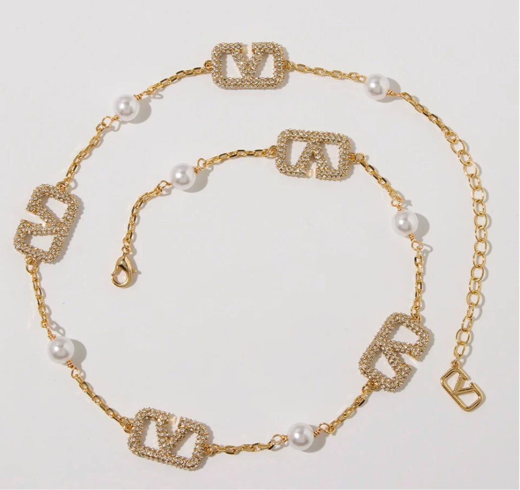 Necklace with white pearl