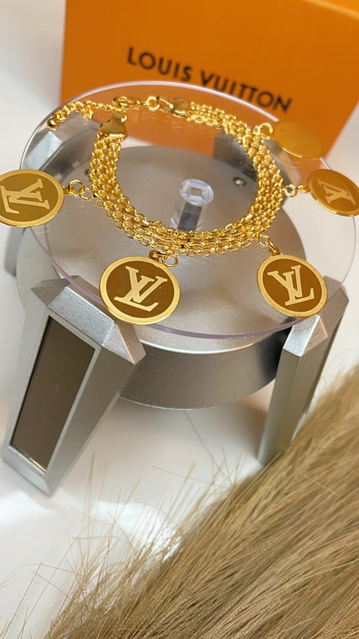 Lira bracelet with printing on it on both sides