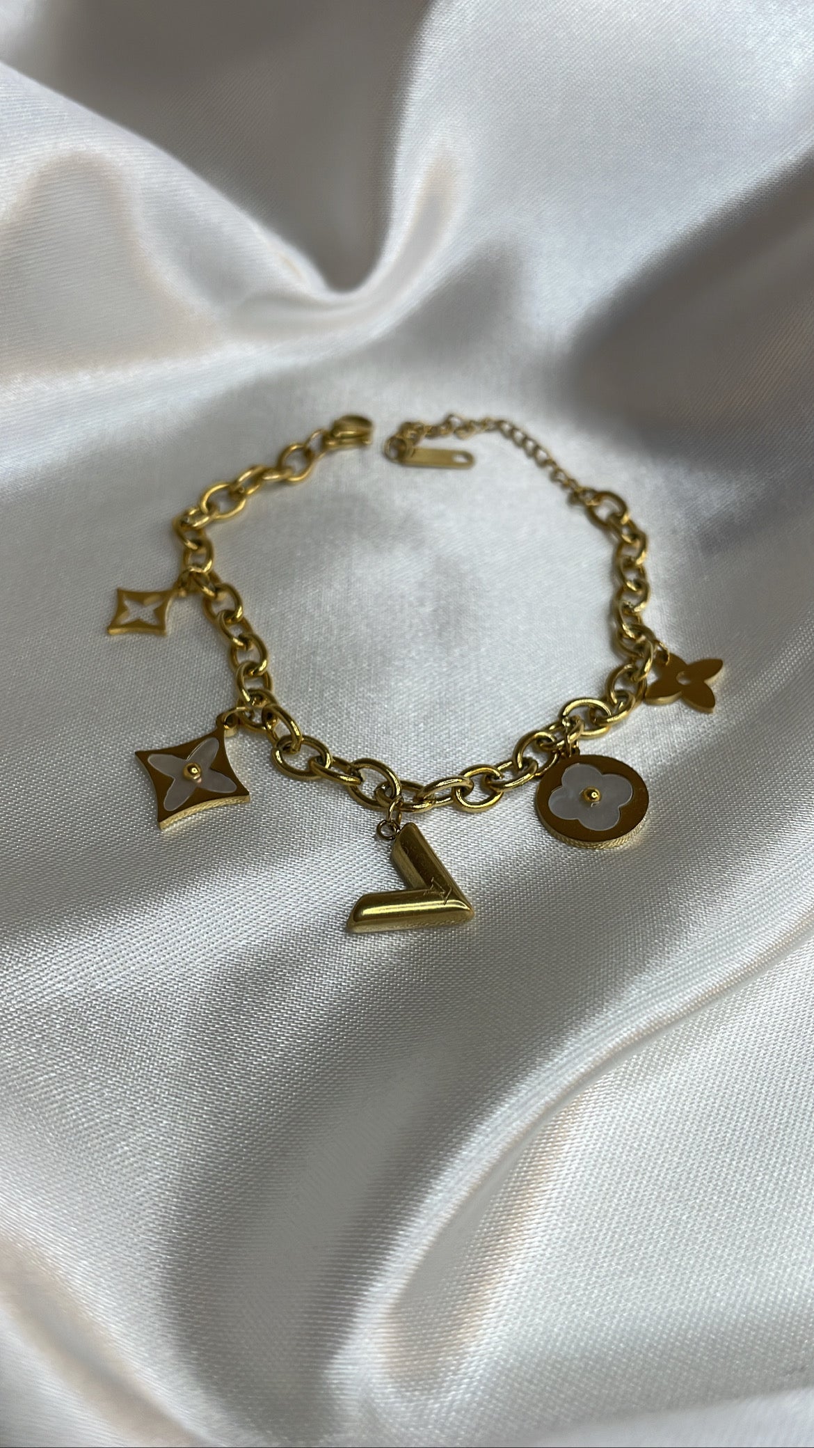 Bracelet with roses