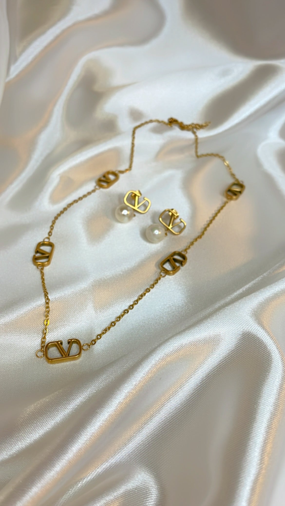 Ett halsband med ett vitt pärlörhänge