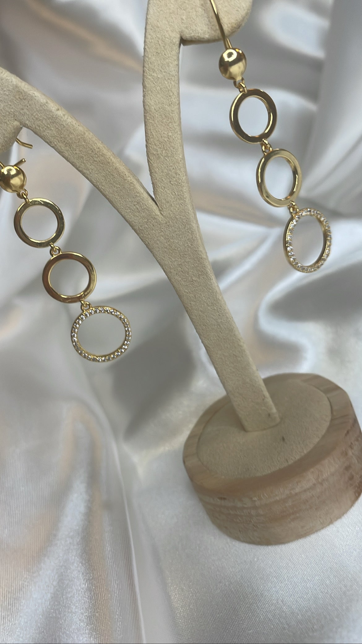 Earring circles with diamonds