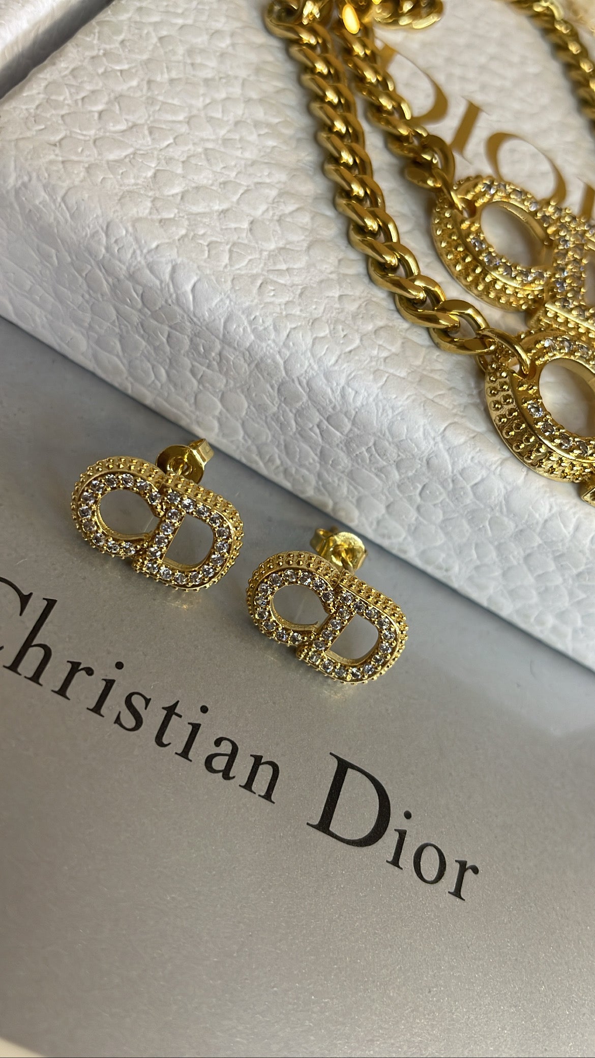 A set of 3 pieces necklace, earring, bracelet