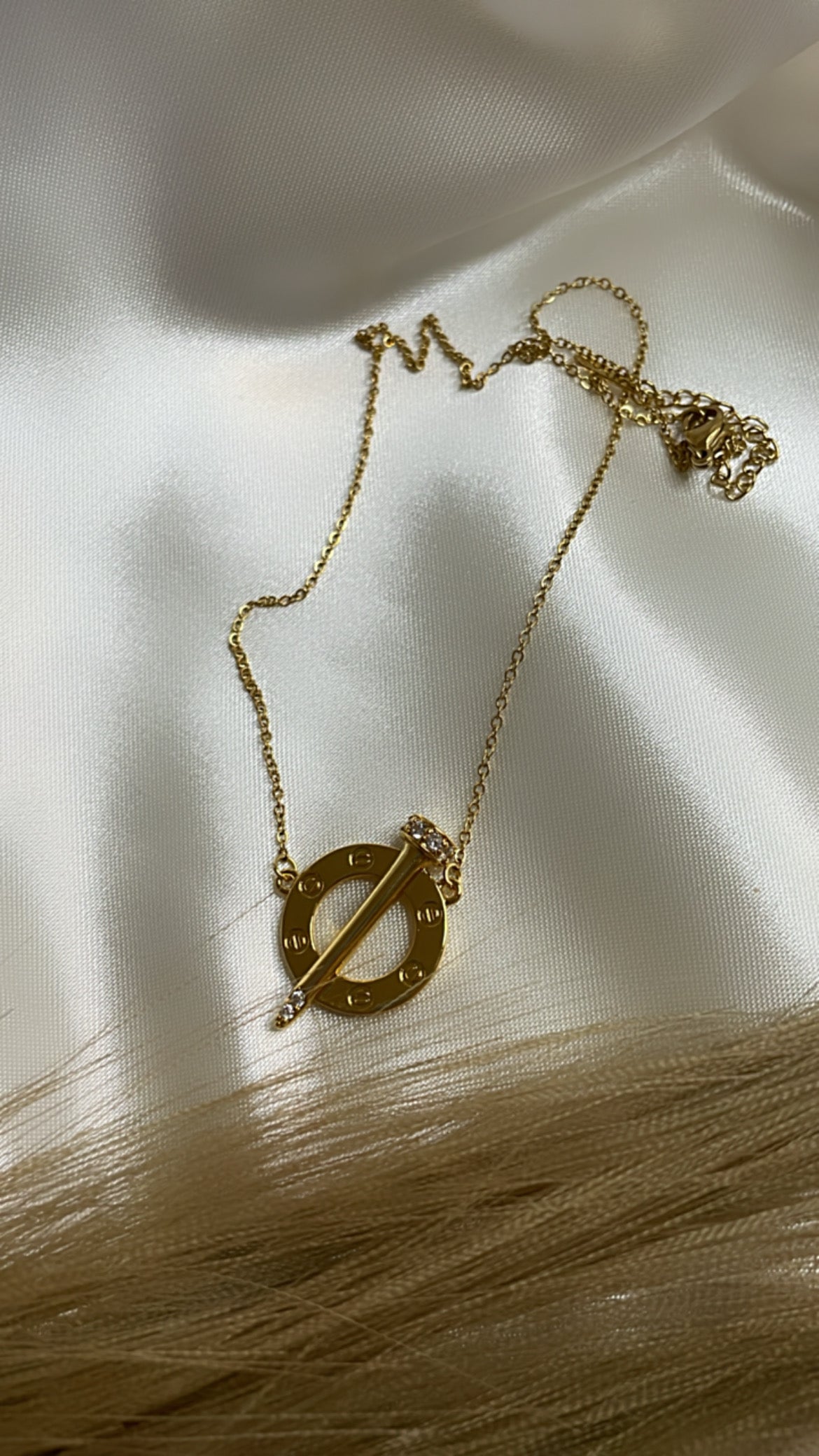 Screw necklace with diamonds