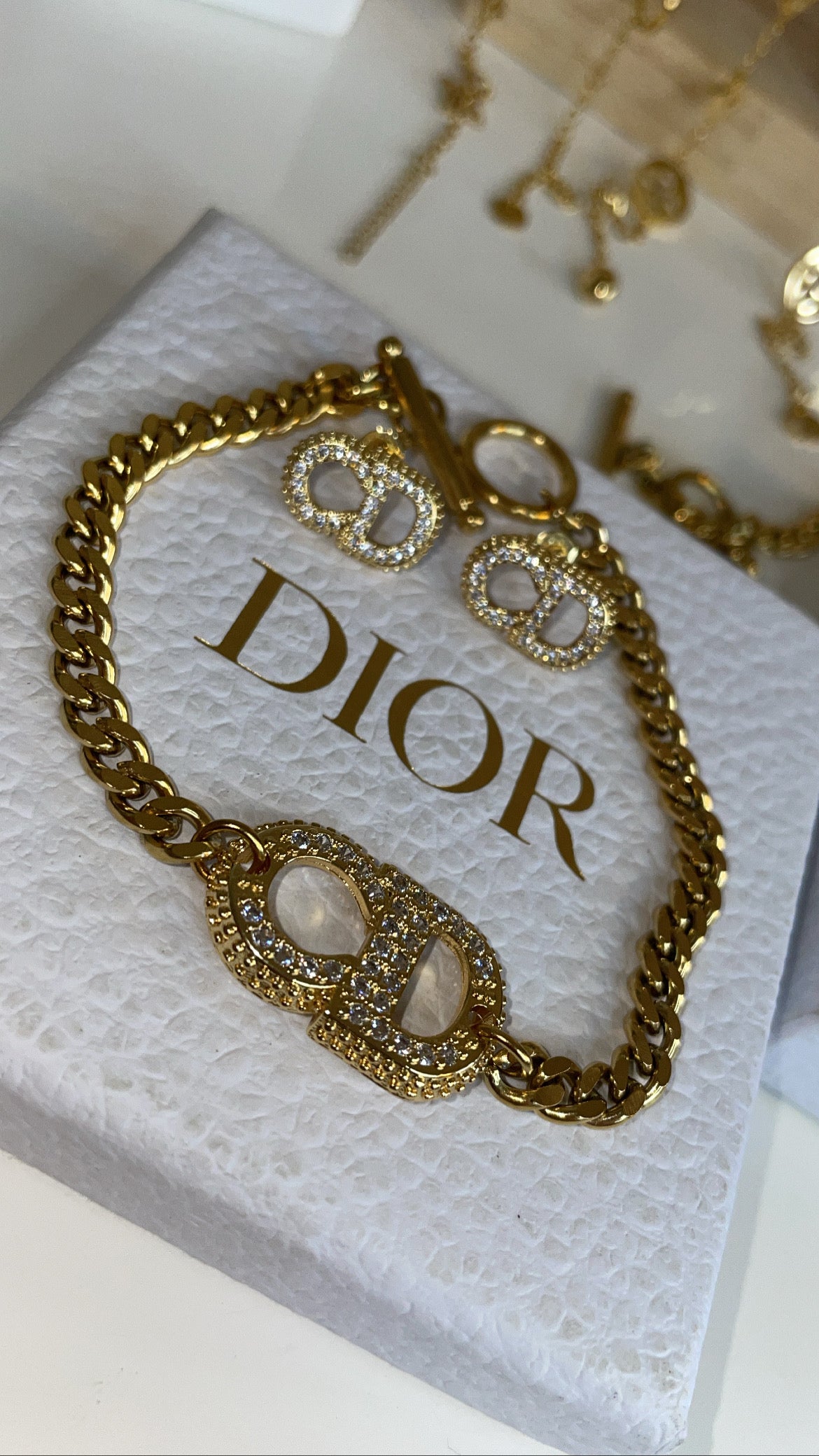 A set of 3 pieces necklace, earring, bracelet