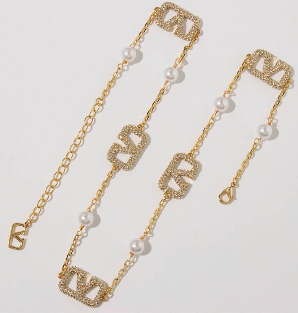 Necklace with white pearl