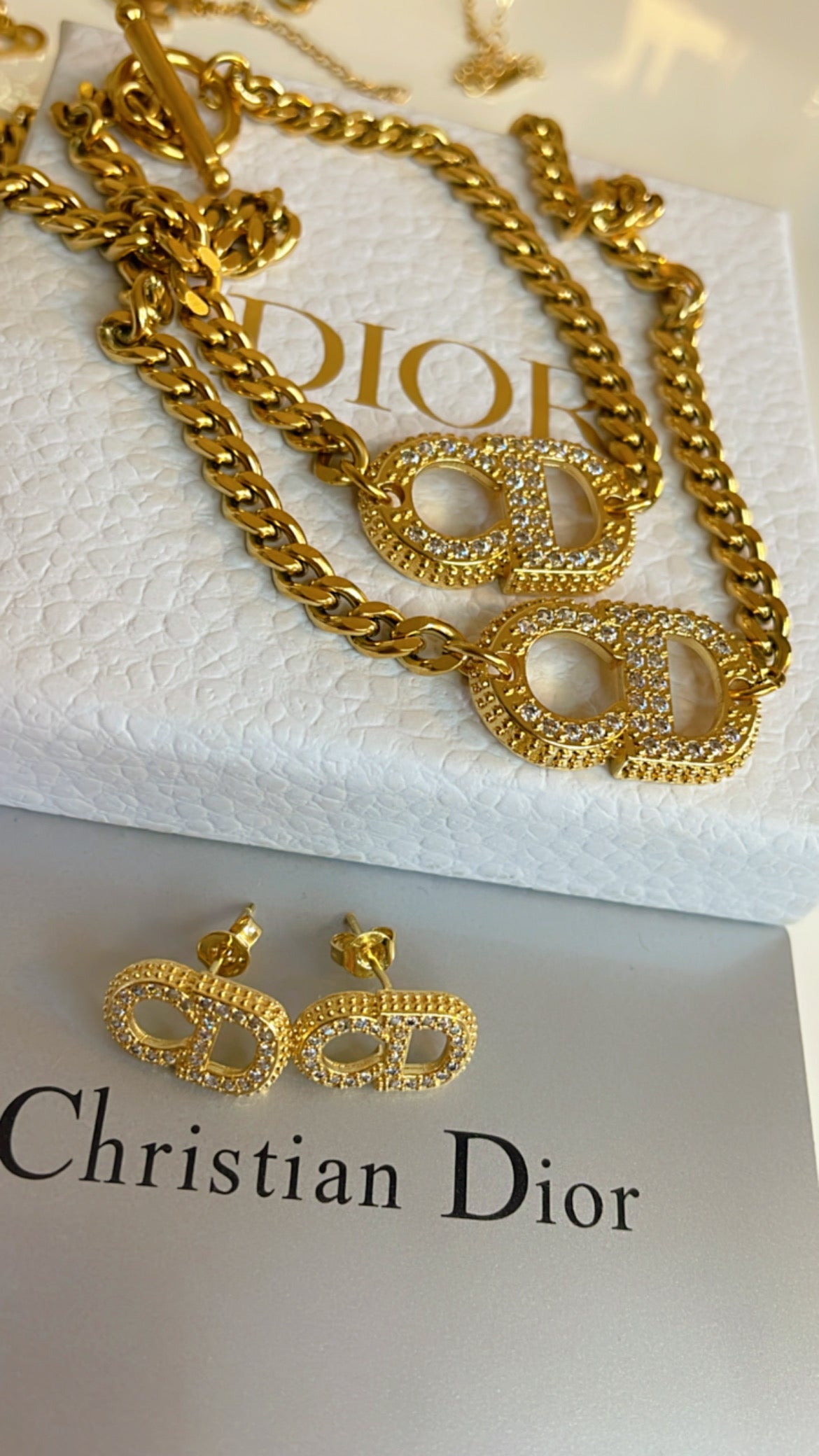 A set of 3 pieces necklace, earring, bracelet