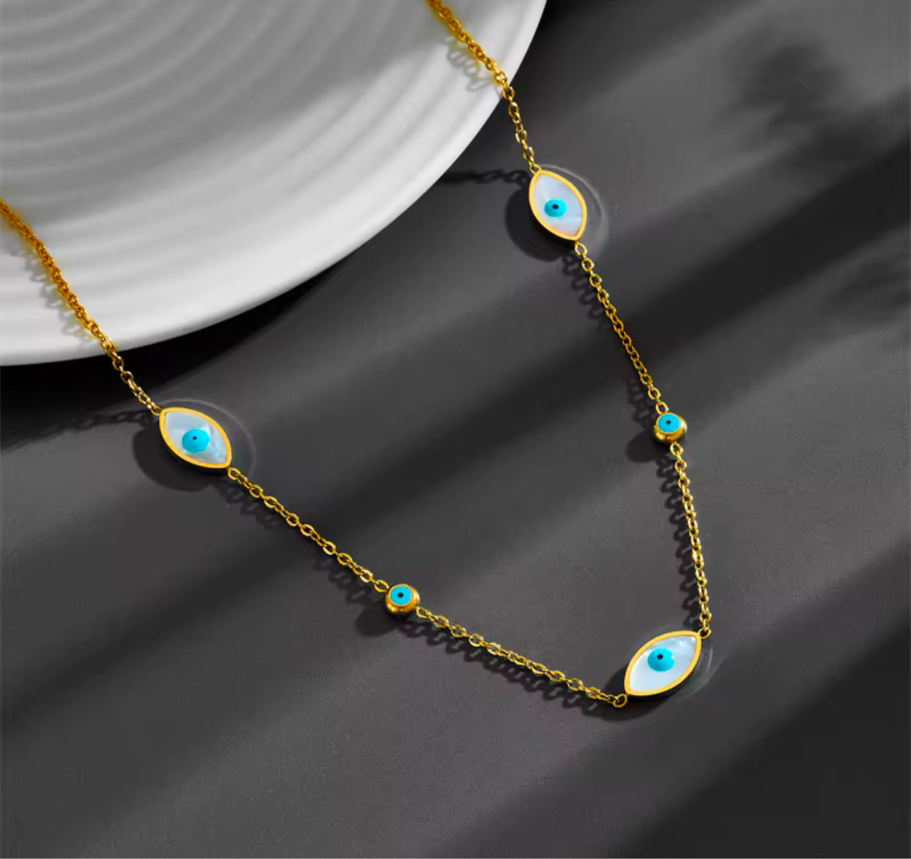 Blue eyes necklace