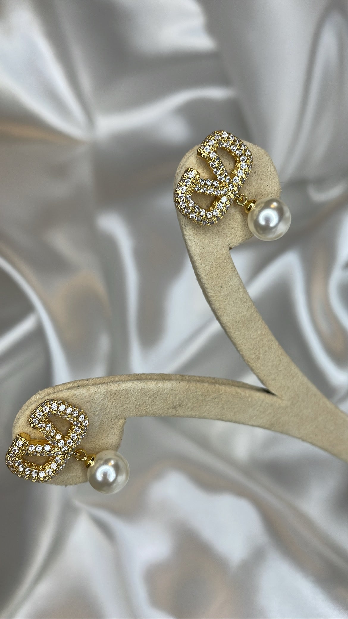 Earring with diamonds and white pearls