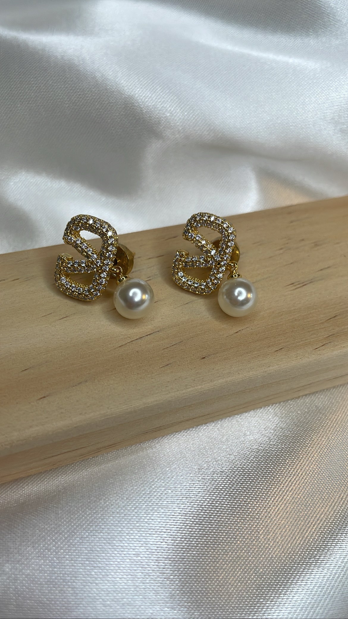 Earring with diamonds and white pearls